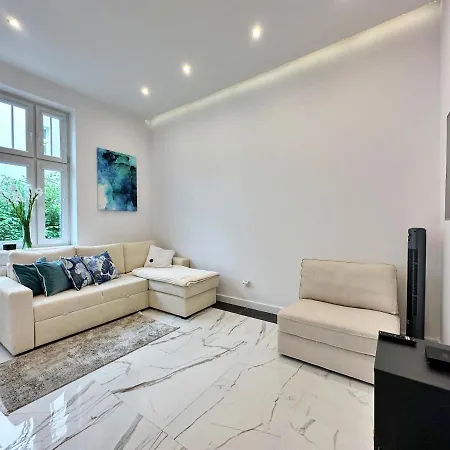 The Canvas Corner, 200 M Beach 350 M Monte Cassino Apartman *