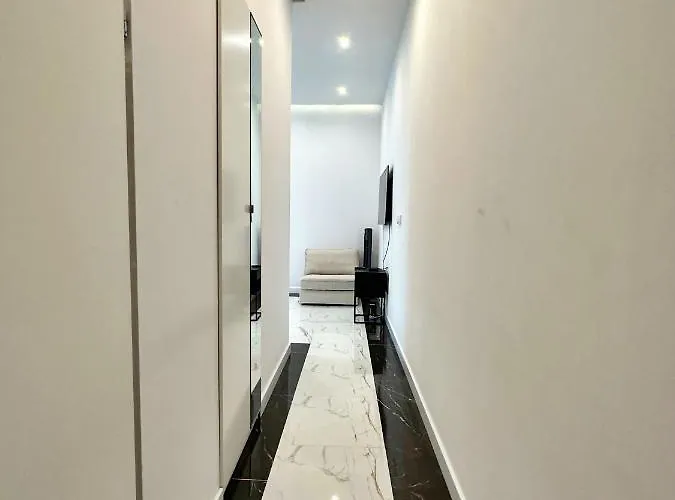 Апартаменты The Canvas Corner, 200 M Beach 350 M Monte Cassino *